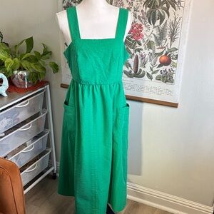 Chic Green Midi Dress with Pockets